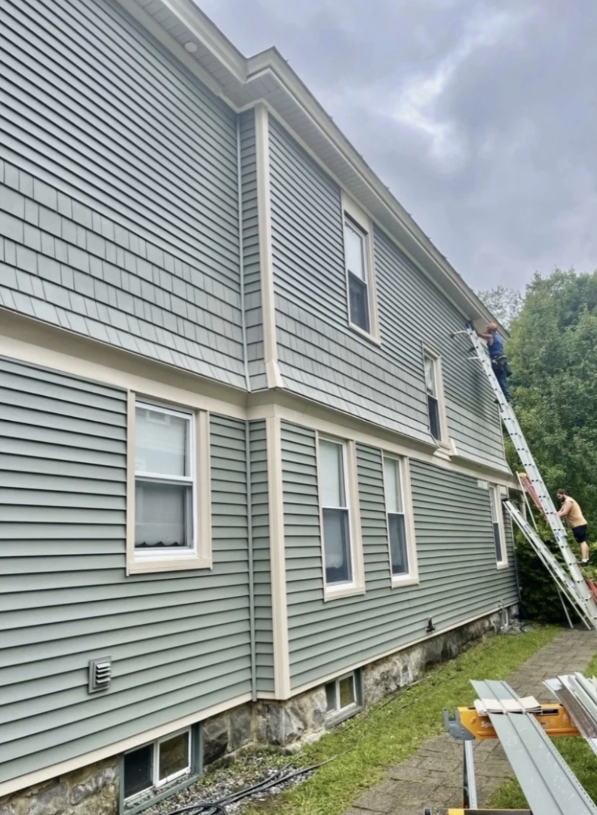 Standard clapboard with vinyl shake accent