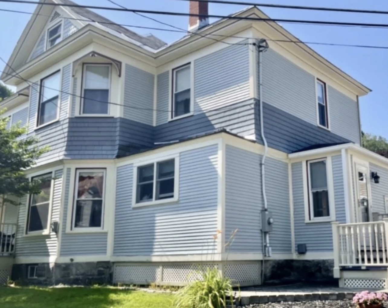 Narrow clapboard with shake accent